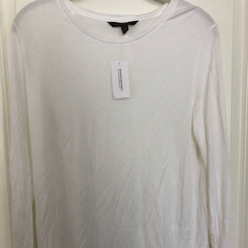 Banana Republic long sleeve tee. Size M. NWT.